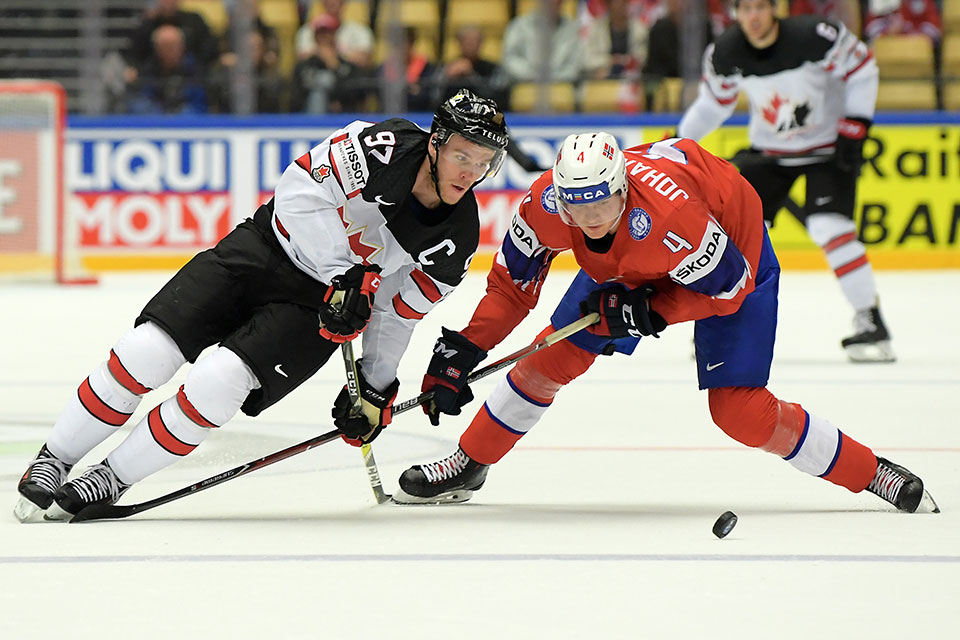 Kanadas dreifacher Torschtze Connor McDavid gegen Norwegens Johannes Johannesen.