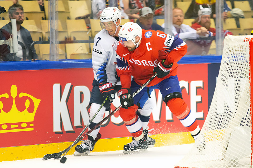 Norwegens Kapitän Jonas Holos gegen den US-Amerikaner Derek Ryan. Norwegens Kapitän Jonas Holos gegen den US-Amerikaner Derek Ryan.