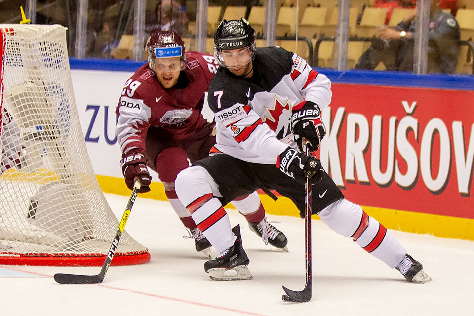 Lettlands Ralfs Freibergs verfolgt Kanadas Jordan Eberle.