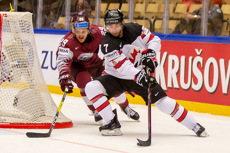 Lettlands Ralfs Freibergs verfolgt Kanadas Jordan Eberle. Lettlands Ralfs Freibergs verfolgt Kanadas Jordan Eberle.