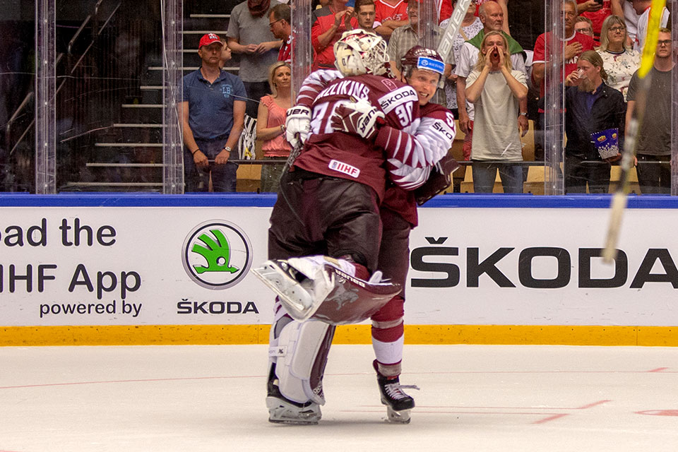 Jubel bei Lettlands Torwart Elvis Merzlikins und Mitspieler Guntis Galvins.