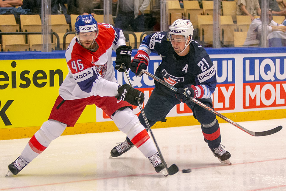 Tschechiens David Krejci gegen den US-Amerikaner Dylan Larkin.