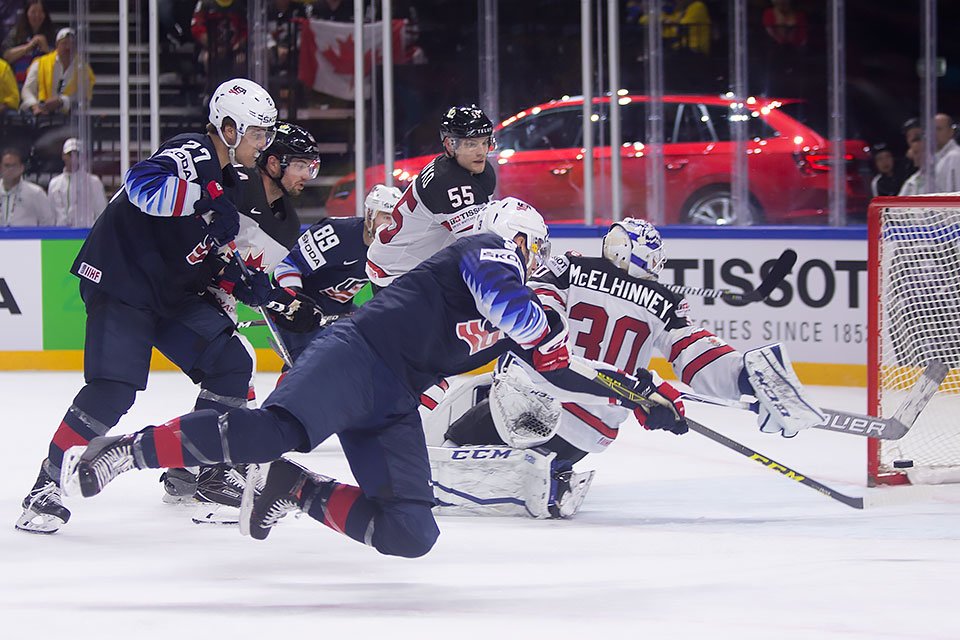 Nick Bonino erzielt mit einer Flugeinlage das Game-Winning-Goal für die USA. Nick Bonino erzielt mit einer Flugeinlage das Game-Winning-Goal für die USA.