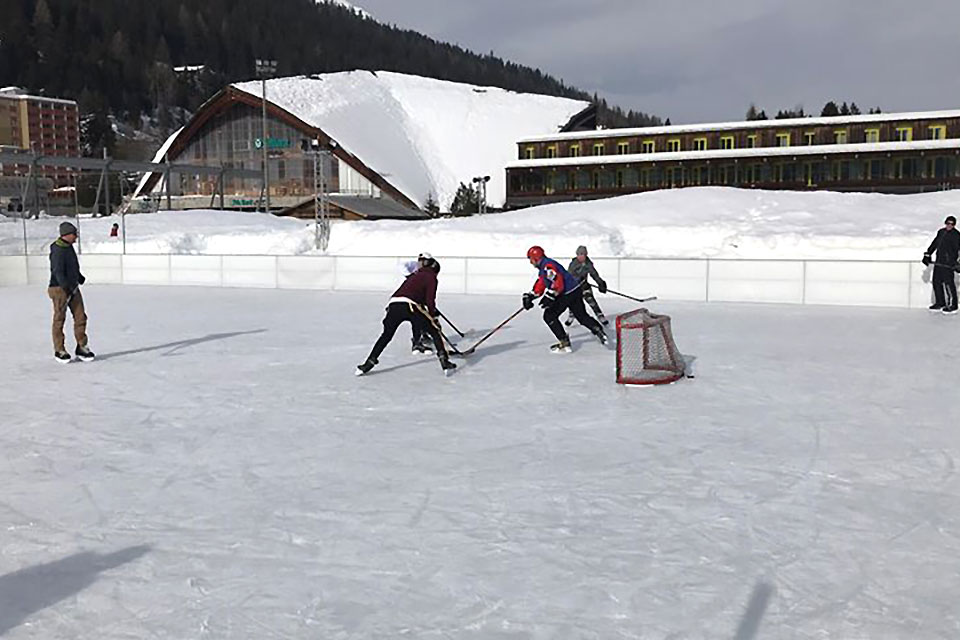 Im Hintergrund die Vaillant Arena in Davos.