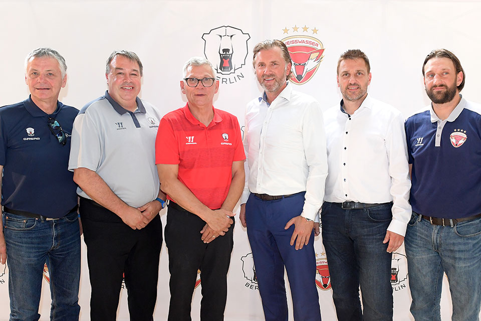 Trainer Clement Jodoin, Sportdirektor Stephane Richer und Geschftsfhrer Peter John Lee von den Eisbren Berlin, Hauptgesellschafter Rene Reinert, Ge