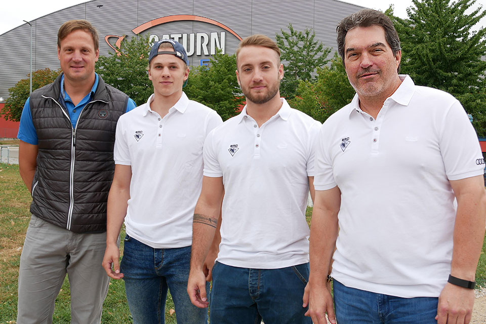 ESVK-Geschftsfhrer Michael Kreitl, Tim Wohlgemuth, Simon Schuetz und ERCI-Sportdirektor Larry-Mitchell.