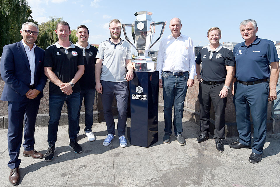 CHL-Geschftsfhrer Martin Baumann, Michael Wolf (Mnchen), Patrick Reimer (Nrnberg), Florian Busch (Berlin), Trainer Don Jackson (Mnchen), Trainer