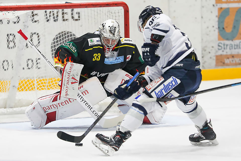 Dresdens Rene Kramer scheitert an Bad Nauheims Torwart Jan Guryca.