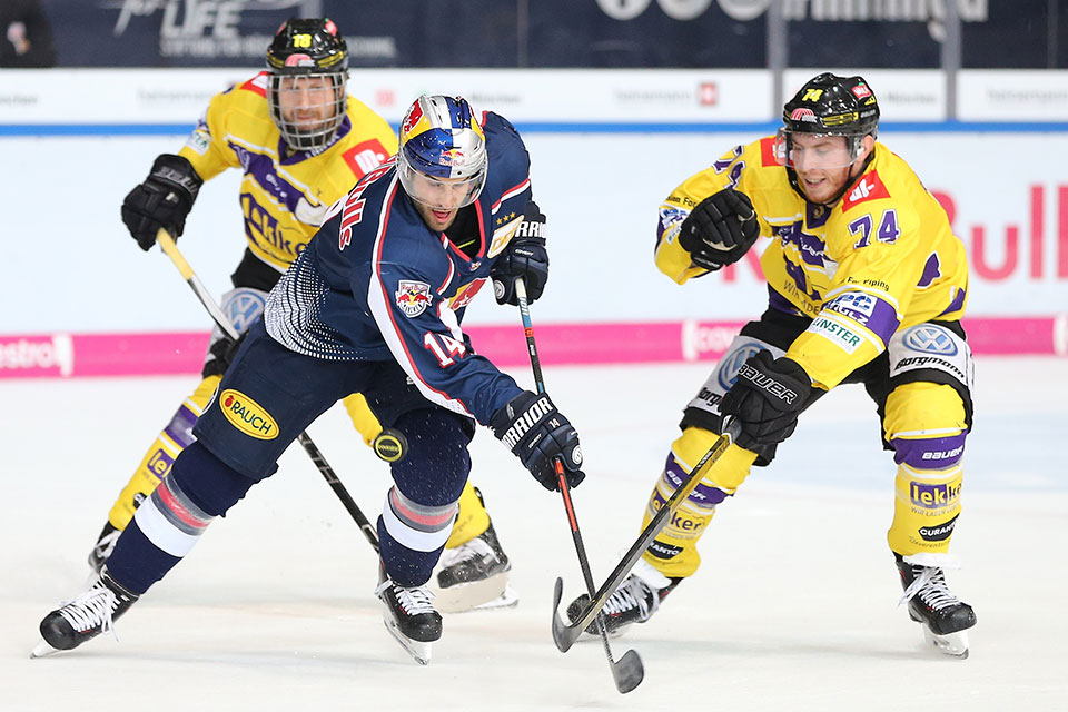 Münchens Trevor Parkes gegen Krefelds Vinny Saponari. Münchens Trevor Parkes gegen Krefelds Vinny Saponari.
