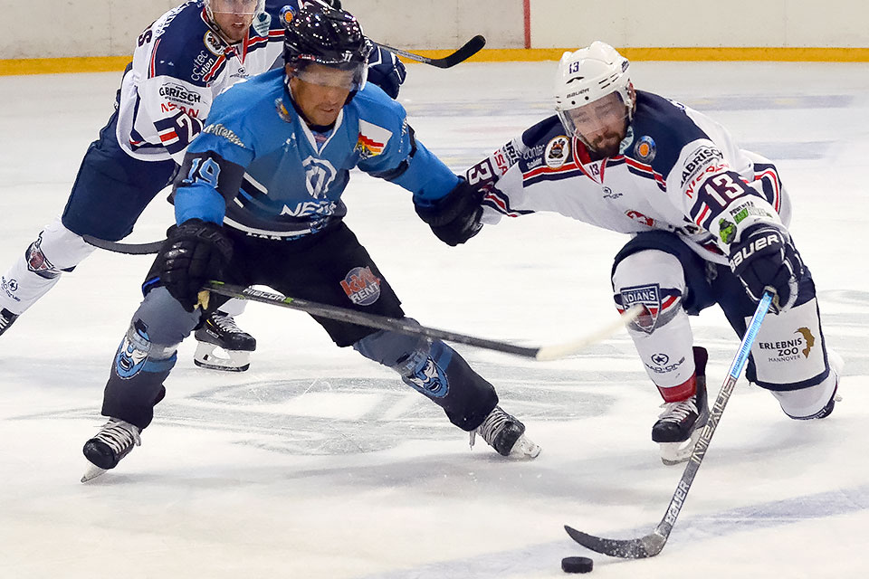 Hannovers Brent Norris ist vor Leipzigs Esbjörn Hofverberg am Puck. Hannovers Brent Norris ist vor Leipzigs Esbjörn Hofverberg am Puck.