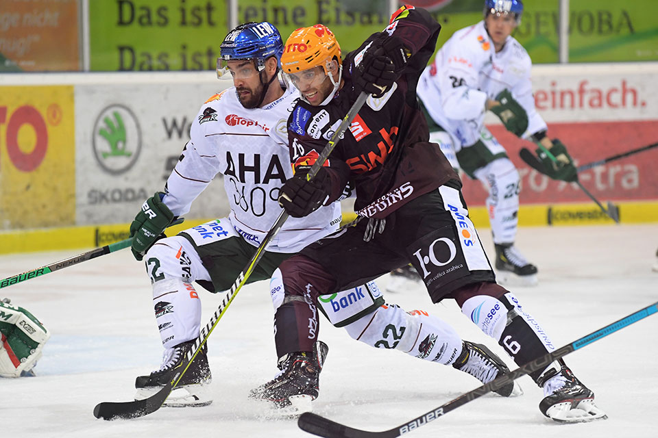 Bremerhavens Brock Hooton gegen Augsburgs Scott Valentine. Bremerhavens Brock Hooton gegen Augsburgs Scott Valentine.