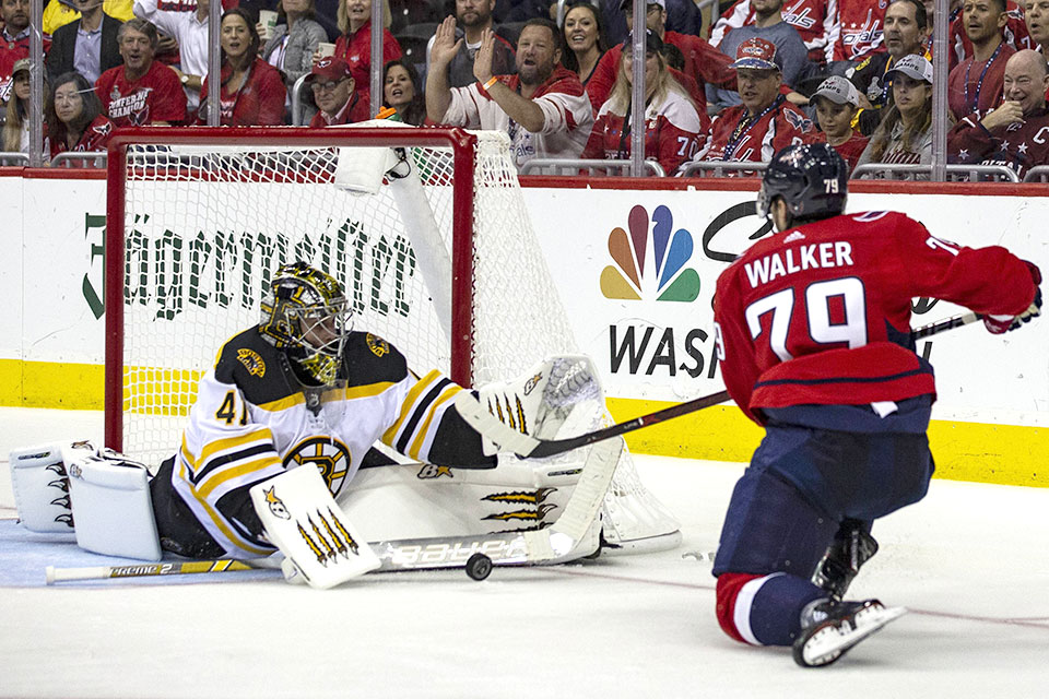 Washingtons Nathan Walker gegen Bostons Torwart Tuukka Rask. Washingtons Nathan Walker gegen Bostons Torwart Tuukka Rask.