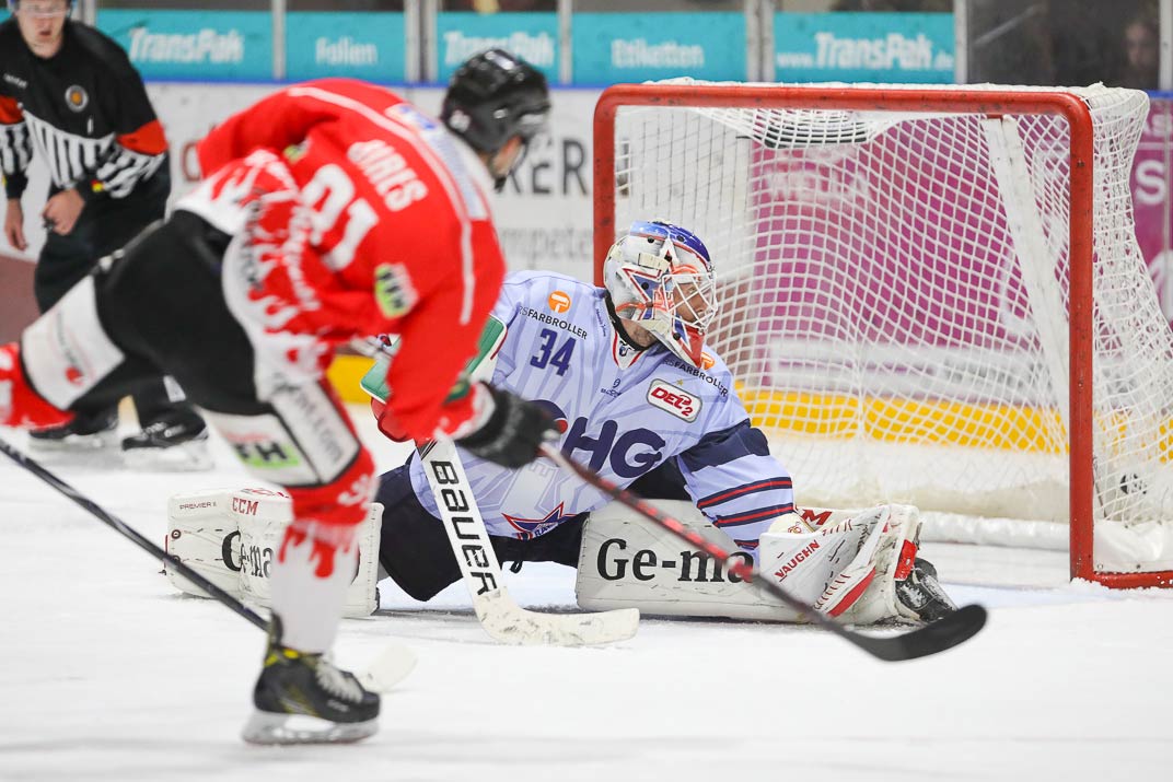 Bad Nauheims Andrej Bires trifft gegen Ravensburgs Jonas Langmann zum 5:4.