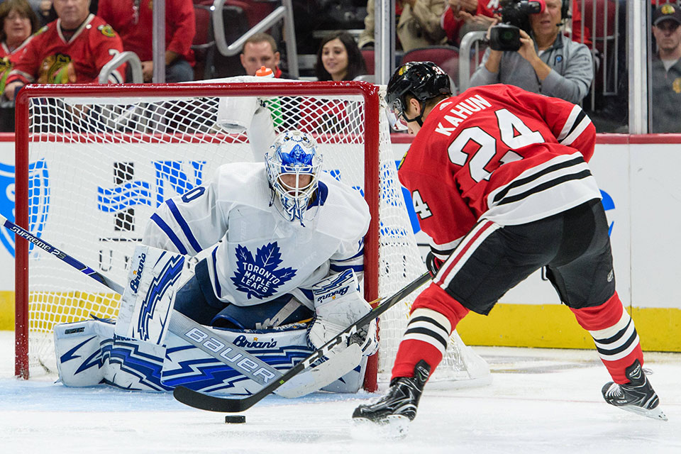 Dominik Kahun gegen Torontos Torhüter Garret Sparks. Dominik Kahun gegen Torontos Torhüter Garret Sparks.