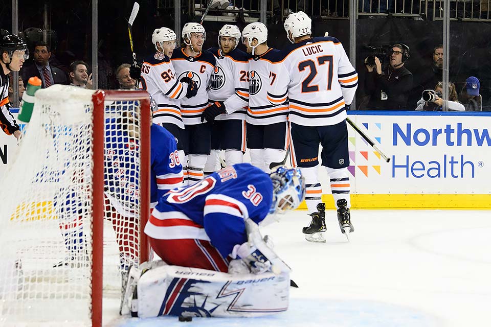 Leon Draisaitl (Mitte) freut mit den Oilers über den Siegtreffer von Connor McDavid in New York. Leon Draisaitl (Mitte) freut mit den Oilers über den Siegtreffer von Connor McDavid in New York.