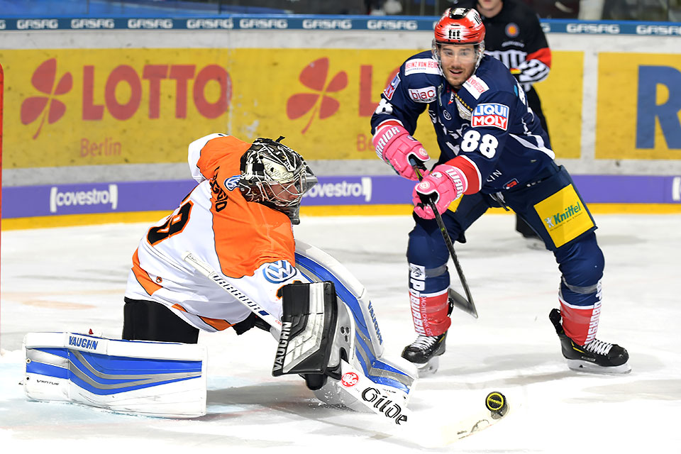 Wolfsburgs Torwart David Leggio gegen Berlins James Sheppard. Wolfsburgs Torwart David Leggio gegen Berlins James Sheppard.