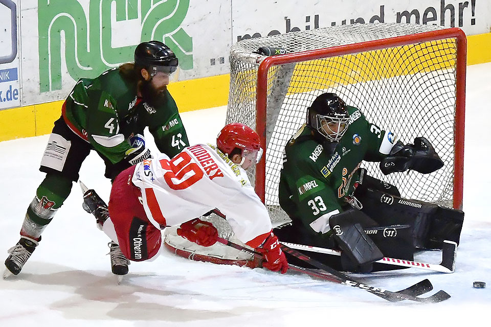 Im Fallen versucht Scorpion Niddery den Puck im Herner Tor zu versenken. Im Fallen versucht Scorpion Niddery den Puck im Herner Tor zu versenken.