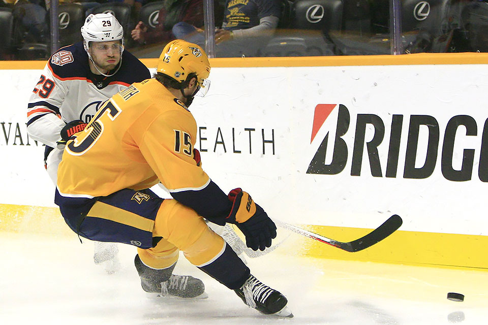 Leon Draisaitl gegen Nashvilles Craig Smith.