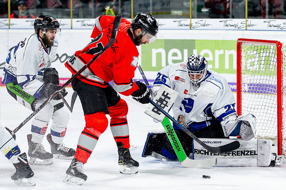 Nrnbergs Philippe Dupuis gegen Straubings Torwart Sebastian Vogl.