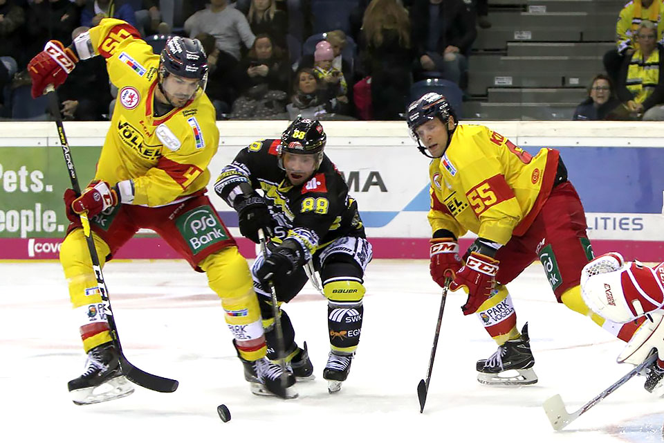 Krefelds Martin Schymainski gegen die Dsseldorfer Alexandre Picard und Patrick Kppchen.