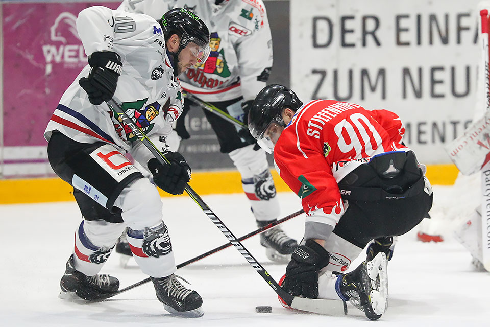 Freiburgs Dennis Meyer gegen Bad Nauheims Daniel Stiefenhfer.