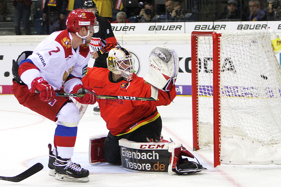 Nikolay Demidov mit dem 1:0 fr Russland.