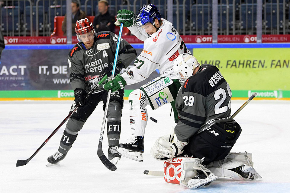 Augsburgs Matthew Fraser scheitert an Kölns Torwart Gustaf Wesslau. Augsburgs Matthew Fraser scheitert an Kölns Torwart Gustaf Wesslau.