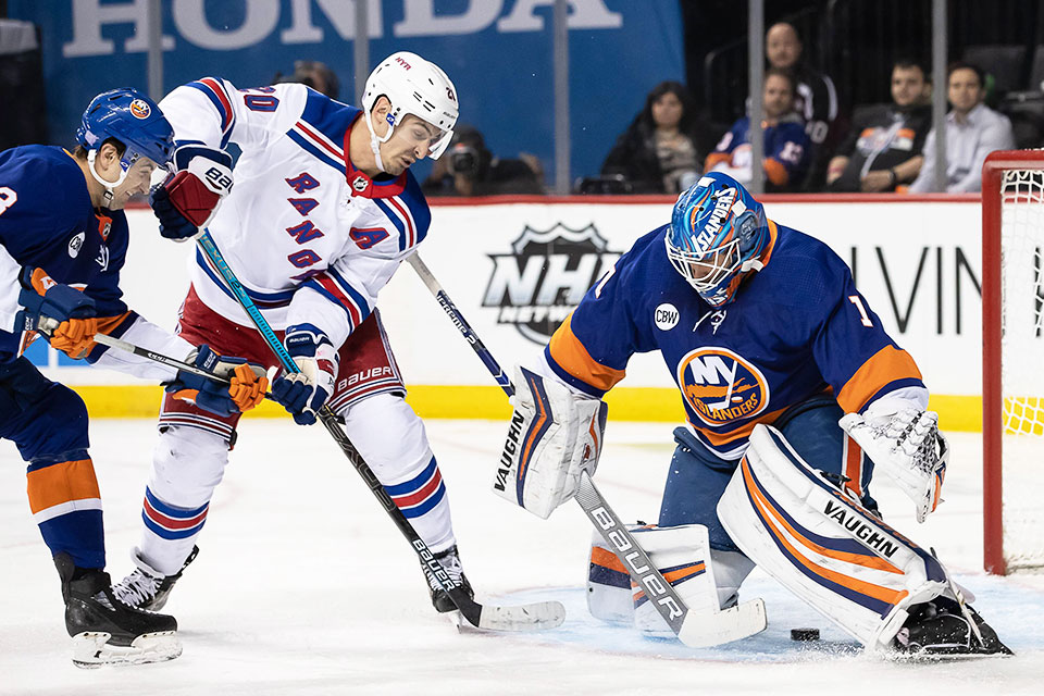 Thomas Greiss im Tor der New York Islanders gegen Chris Kreider von den New York Rangers.