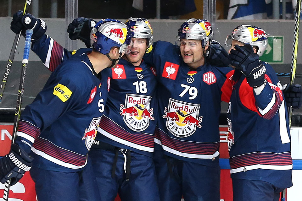 Jubel beim EHC Red Bull M�nchen �ber den Einzug ins Viertelfinale.
