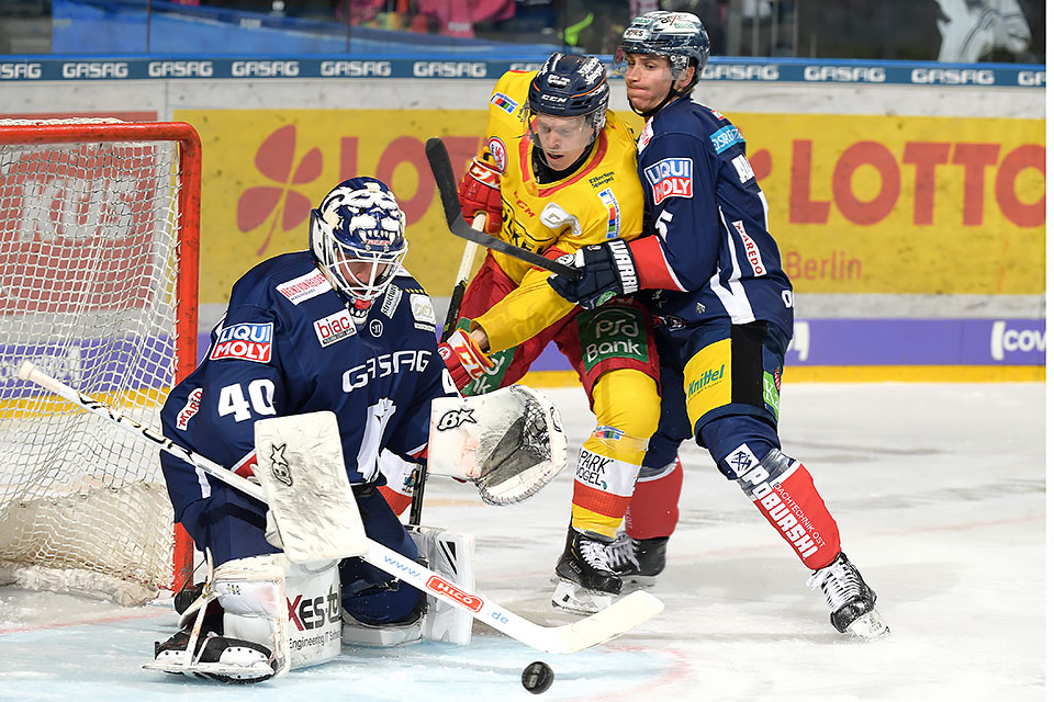 D�sseldorfs Ken Andre Olimb gegen die Berliner Maximilian Adam und Kevin Poulin.