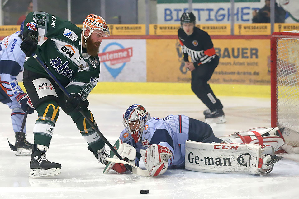 Bietigheims Shawn Weller gegen Ravensburgs Torwart Jonas Langmann.