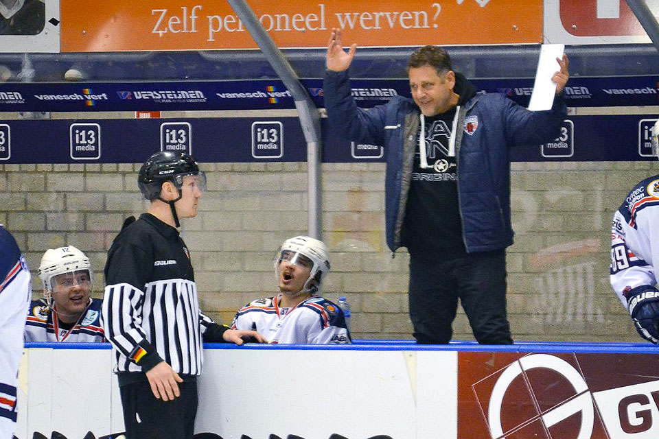 Indians-Coach Len Soccio diskutiert vergebens mit den Unparteiischen.