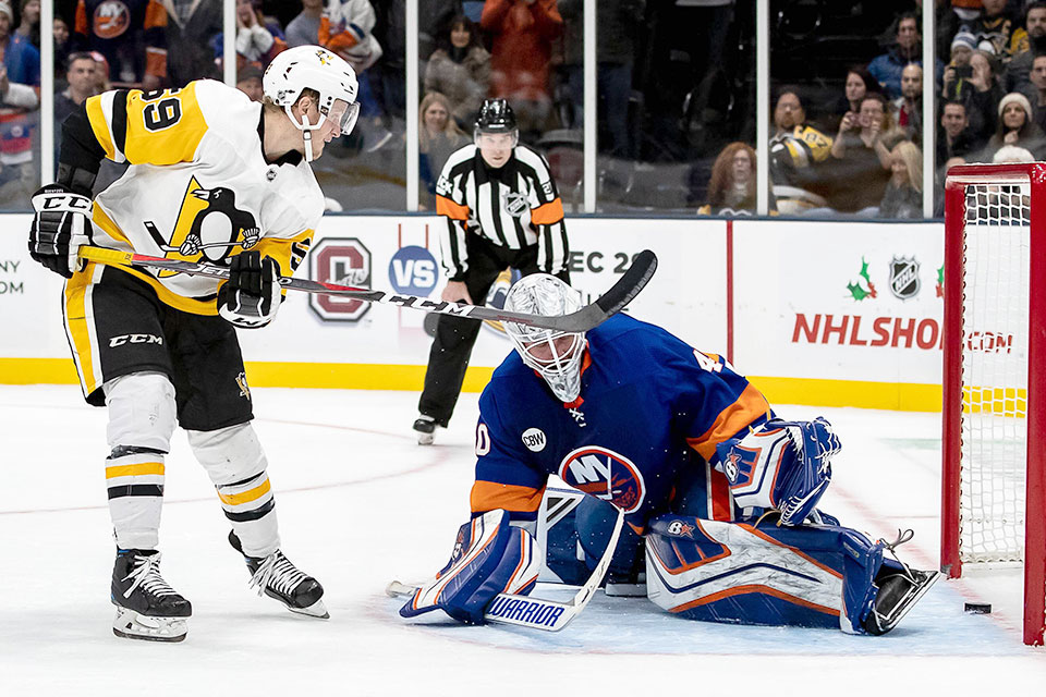 Jake Guentzel verwandelt seinen Penaltyschuss zum Sieg für die Pittsburgh Penguins in New York.
