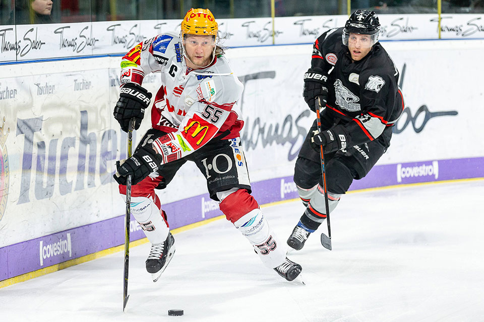 Bremerhavens Mike Moore vor Nürnbergs Chad Bassen. Bremerhavens Mike Moore vor Nürnbergs Chad Bassen.