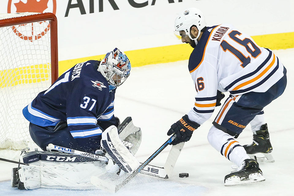 Winnipegs Torwart Connor Hellebuyck (37) stoppt Edmontons Jujhar Khaira. Winnipegs Torwart Connor Hellebuyck (37) stoppt Edmontons Jujhar Khaira.