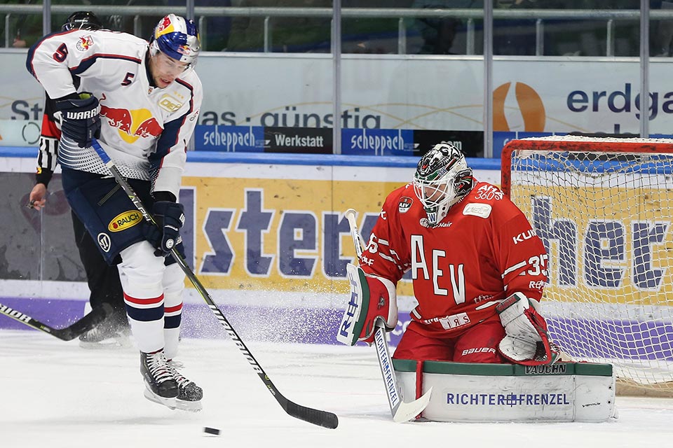 Mnchens Keith Aulie gegen Augsburgs Markus Keller.