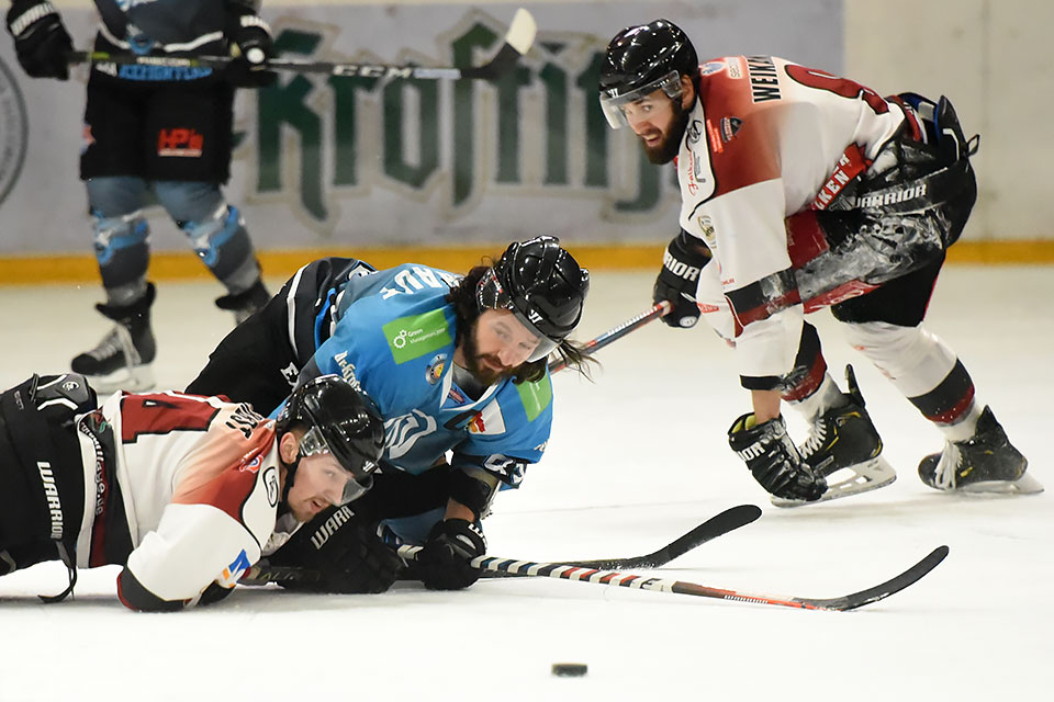 Der dreifache Torschtze fr Leipzig Florian Eichelkraut im Kampf um den Puck.