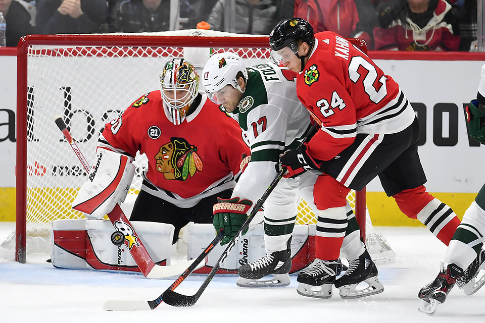 Dominik Kahun im Zweikampf mit Minnesotas Marcus Foligno.