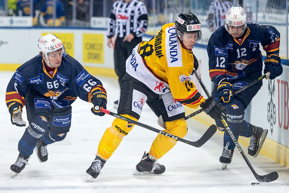 Pavel Varfolomeyev, Arkhip Nekolenko (beide Magnitogorsk) gegen Ari Grondahl (KalPa). Pavel Varfolomeyev, Arkhip Nekolenko (beide Magnitogorsk) gegen Ari Grondahl (KalPa).