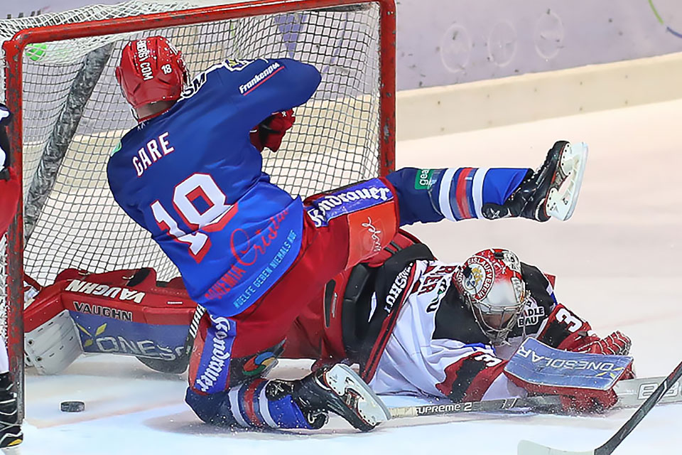 Selbs Landon Gare mit dem Puck im Landshuter Tor. Selbs Landon Gare mit dem Puck im Landshuter Tor.