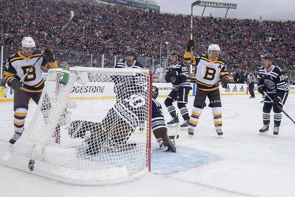 Jubel bei den Bruins nach dem 2:2 durch Patrice Bergeron. Jubel bei den Bruins nach dem 2:2 durch Patrice Bergeron.