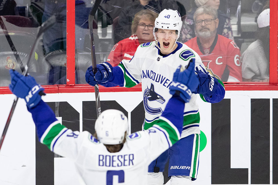 Elias Pettersson bejubelt seinen ersten Hattrick. Elias Pettersson bejubelt seinen ersten Hattrick.