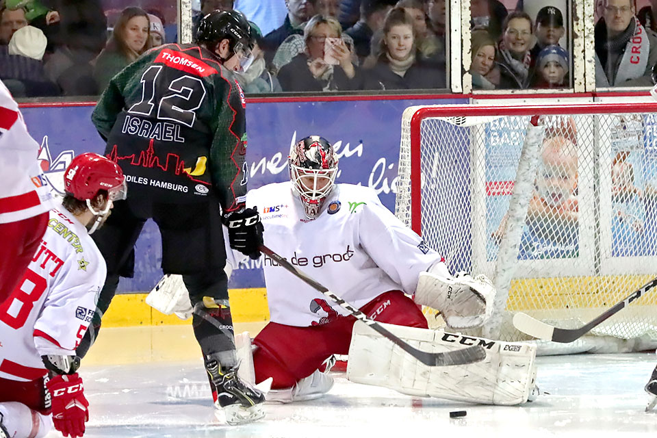 Hamburgs Moritz Israel gegen Scorpions-Goalie Christoph Mathis. Hamburgs Moritz Israel gegen Scorpions-Goalie Christoph Mathis.