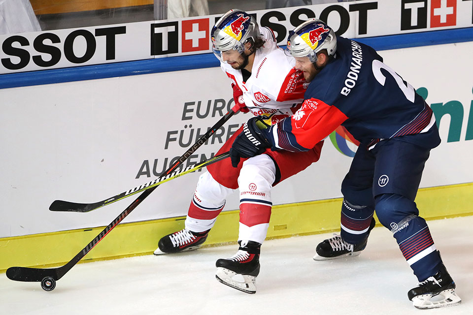 Salzburgs Raphael Herburger gegen Mnchens Andrew Bodnarchuk.