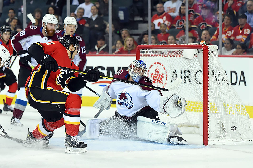 Calgarys Mikael Backlund trifft gegen Philipp Grubauer-Ersatz Semyon Varlamov. Calgarys Mikael Backlund trifft gegen Philipp Grubauer-Ersatz Semyon Varlamov.
