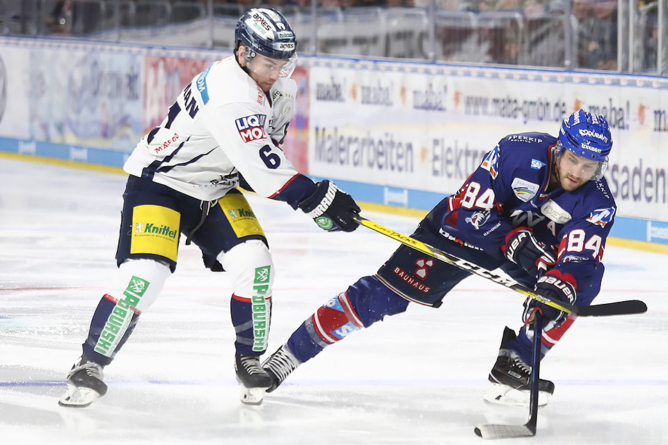 Mannheims Andrew Desjardins gegen Berlins Sean Backman. Mannheims Andrew Desjardins gegen Berlins Sean Backman.