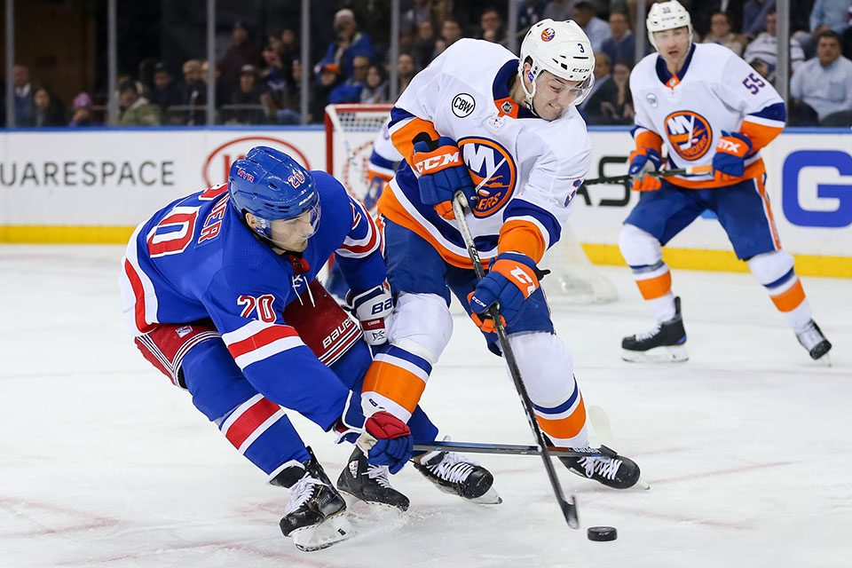 Chris Kreider (Rangers) gegen Adam Pelech (Islanders). Chris Kreider (Rangers) gegen Adam Pelech (Islanders).