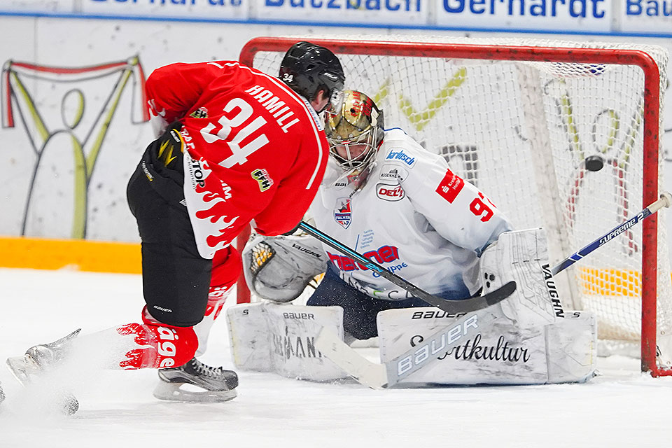 Zach Hamill (EC Bad Nauheim) trifft gegen Leon Frensel (Heilbronn)