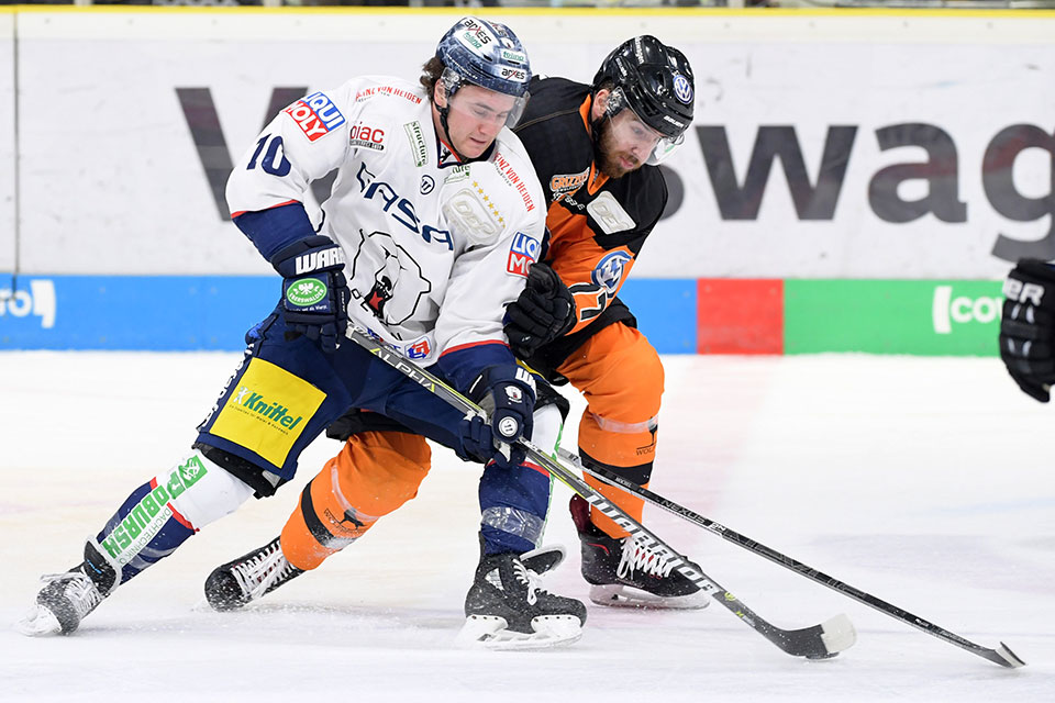 Brendan Ranford (Berlin) gegen Marius Mchel (Wolfsburg).