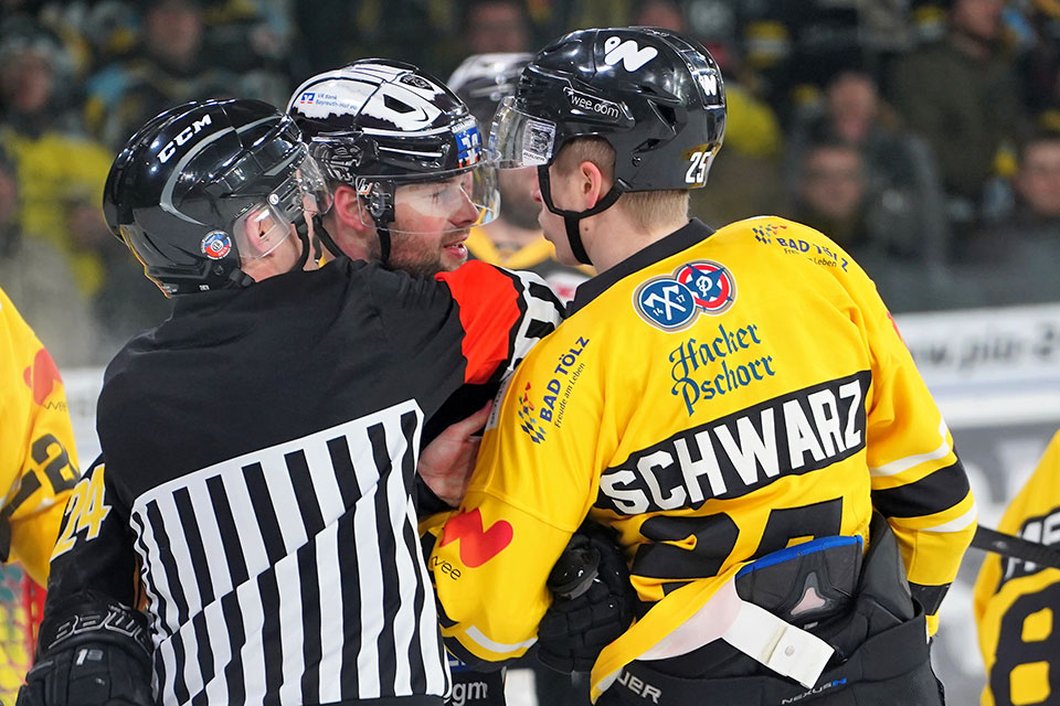 Handfeste Auseinandersetzung mit Andreas Schwarz (Bad Tlz) beim Spiel in Bayreuth.